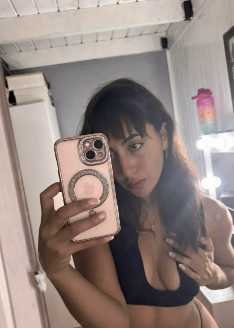 Thumbnail Tease with Crop Tops: A Fashionable Hit!
