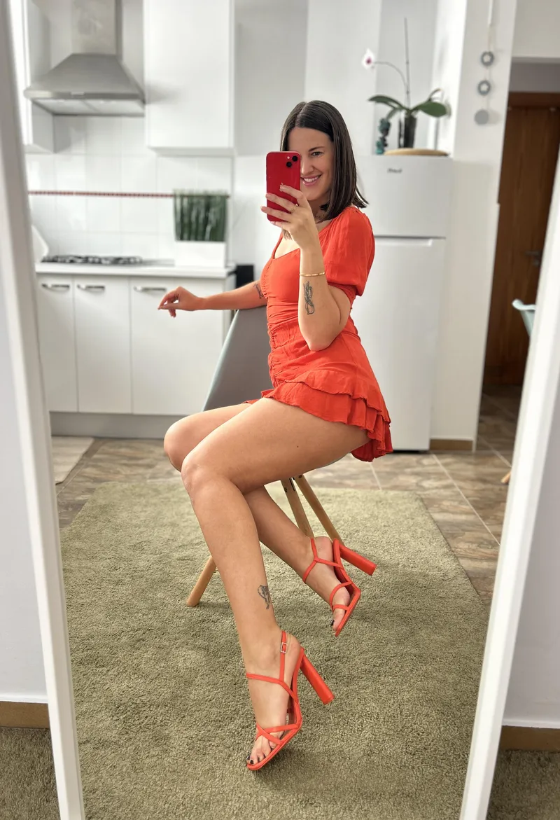 Thumbnail Expressing Confidence with Elisedoloresqueen | tightdresses