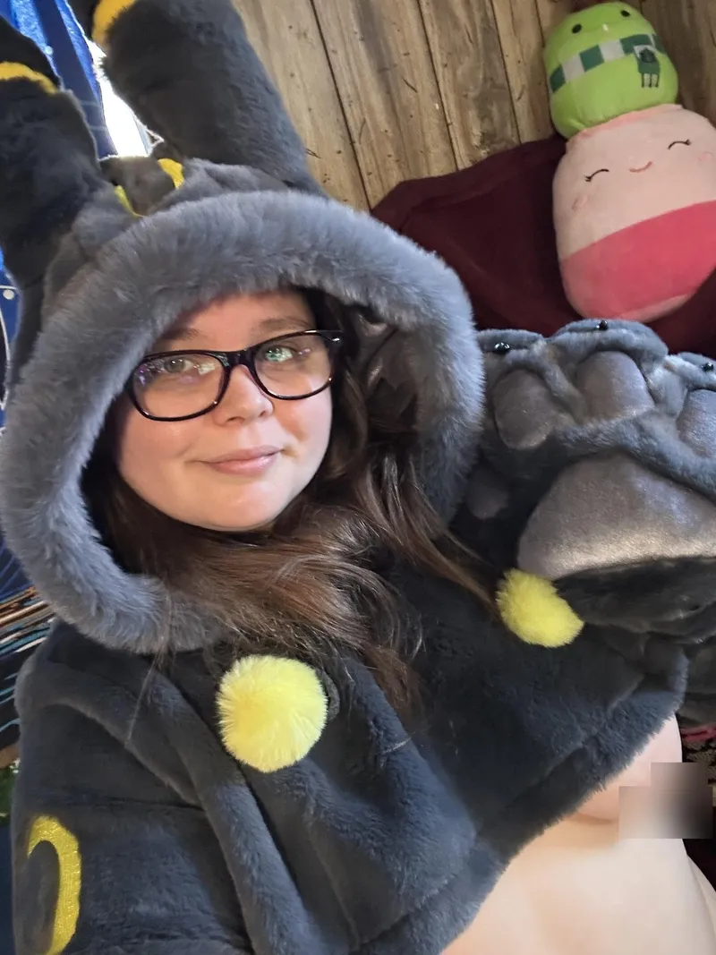Thumbnail Shy Umbreon UwU: ThiiickPeaches93's Playful Display