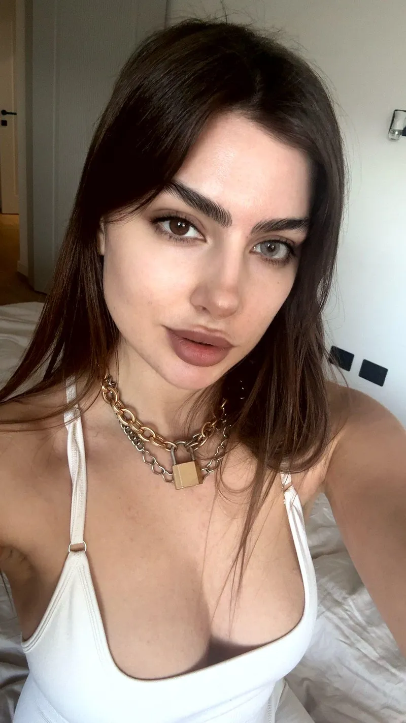 Thumbnail Eva_skyee's Query: Is My Cleavage Up to Your Standards?