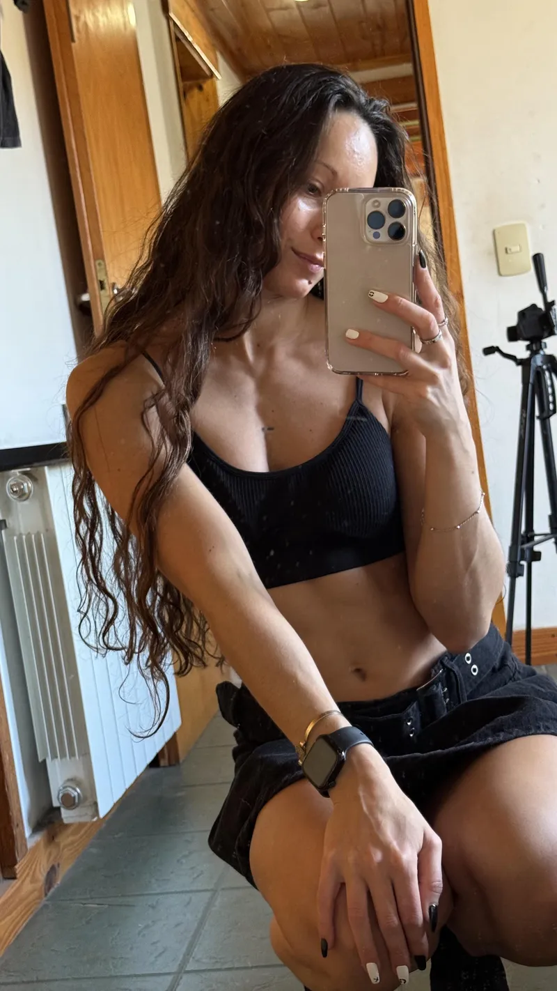 Thumbnail Confidence in a Crop Top | SaraGoesGym | Croptopgirls