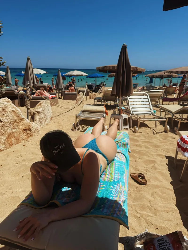 Thumbnail figurephilosopher's Beach Day Revelations in the Land of sexygirls