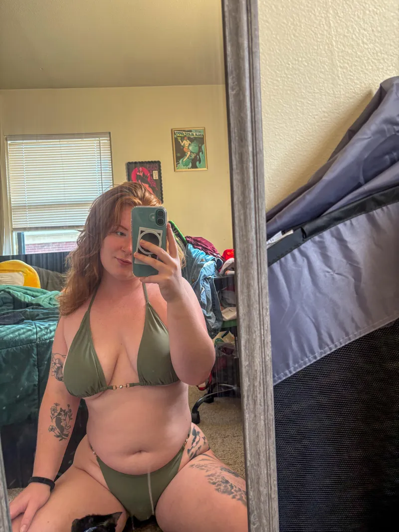 Thumbnail Discover MirroSelfie Queen jadeebabee Slaying in Green