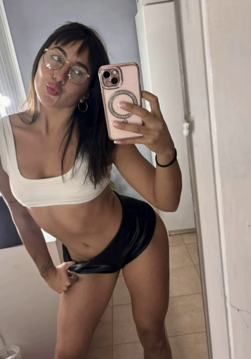 Thumbnail Clinging Elegance - Crop Top Magic Unveiled