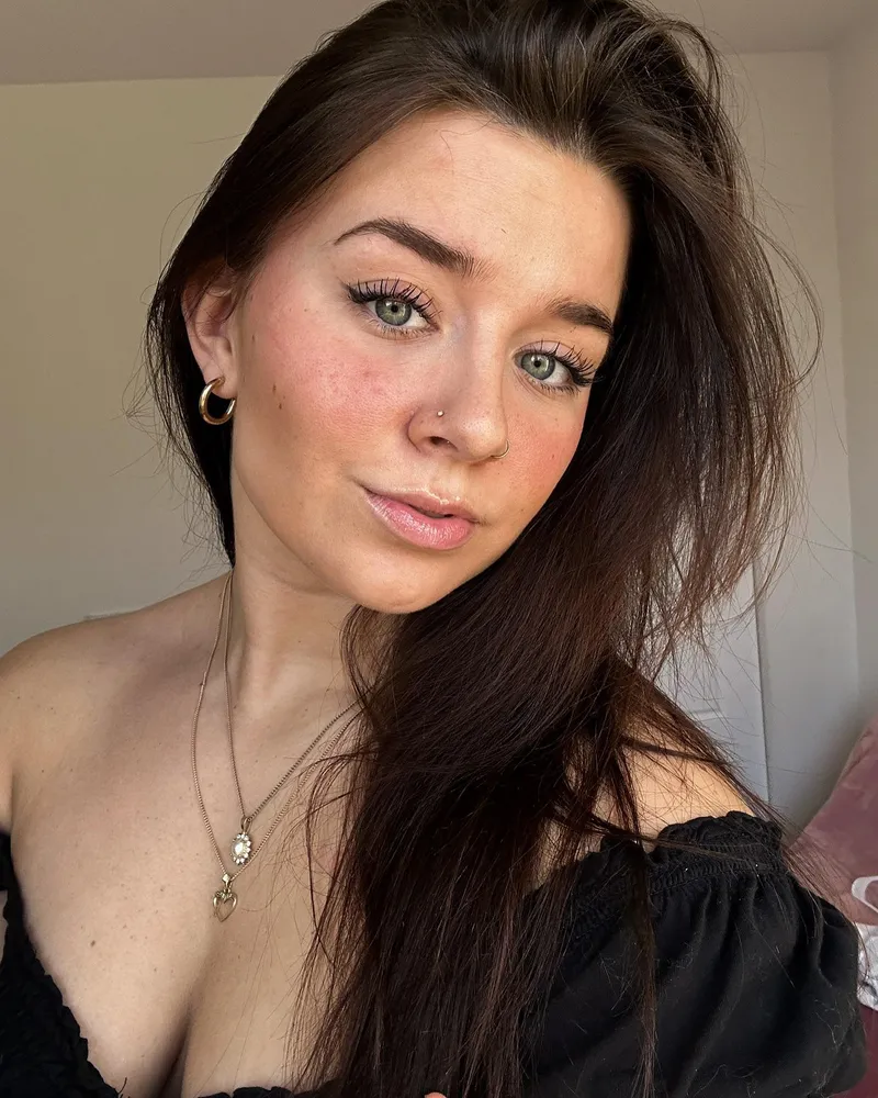 Thumbnail jorahtheexlorah Captivates in Classy Fashion with Carly