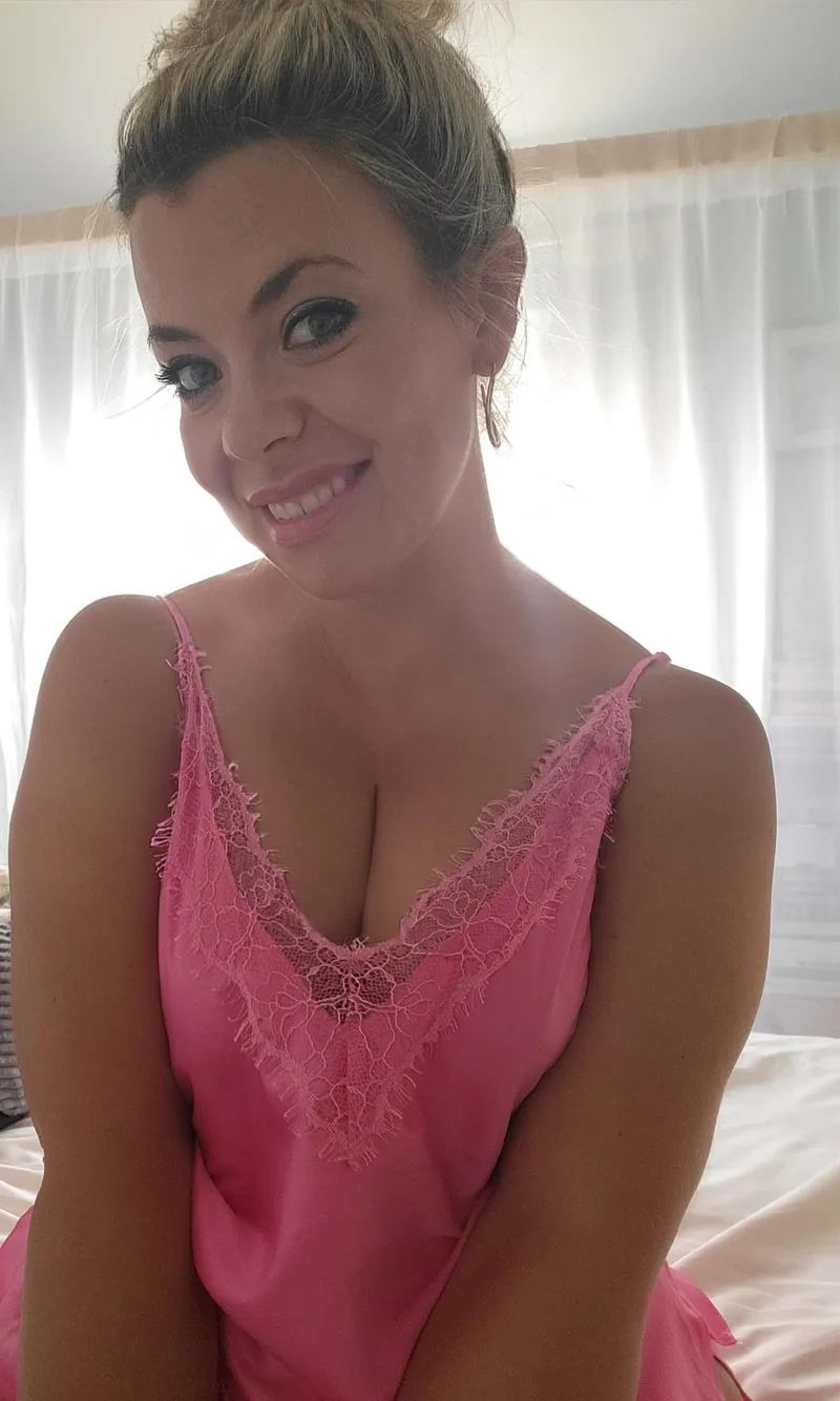 Thumbnail FrankieFiestyMilf's Silky Cleavage Sensation (cleavage)
