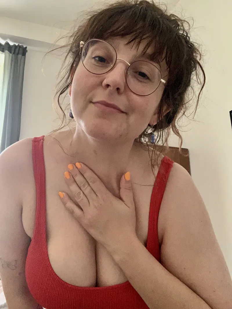 Thumbnail cleavage Conundrum: Cleavage or Orange Nails? - nakedclownempire