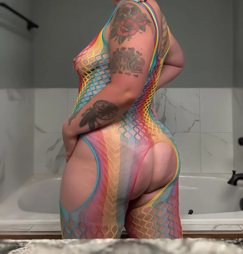 Thumbnail WifeOnHerKnees Tempts with a Rainbow Experience