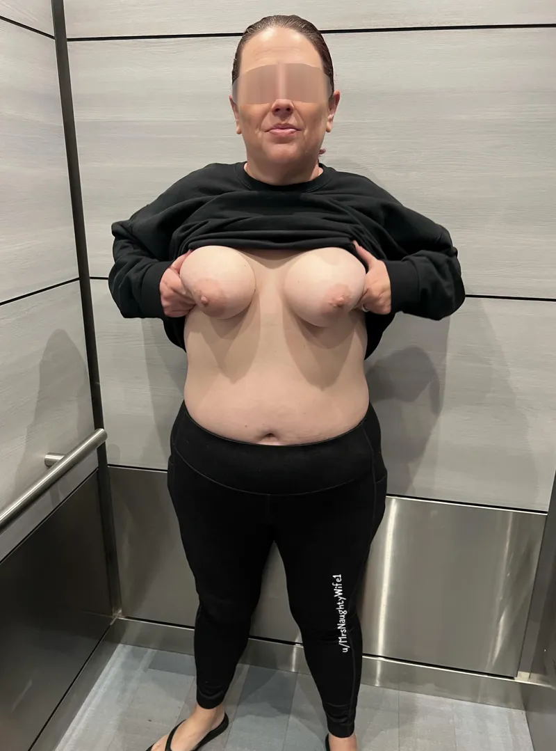 Thumbnail Flaunting Curves Everywhere We Go in AmazingCurves