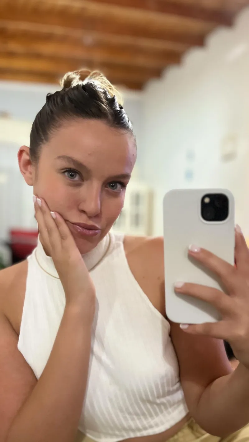 Thumbnail Self-Confidence in Mirror Selfies: Kitty_Owl's Story by Kitty_Owl
