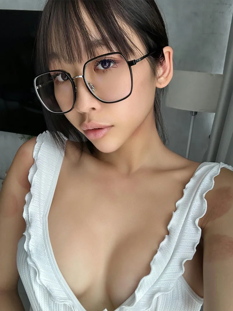 Thumbnail lunaalovesyouu's 'Very Cutesy, Very Demure' Cleavage Display - A Visual Treat