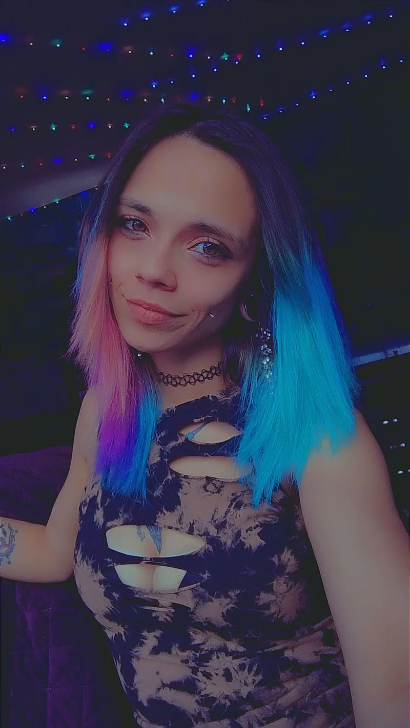 Thumbnail Colorful Identity: Standing Out with Neon Hair | Savage_Siren