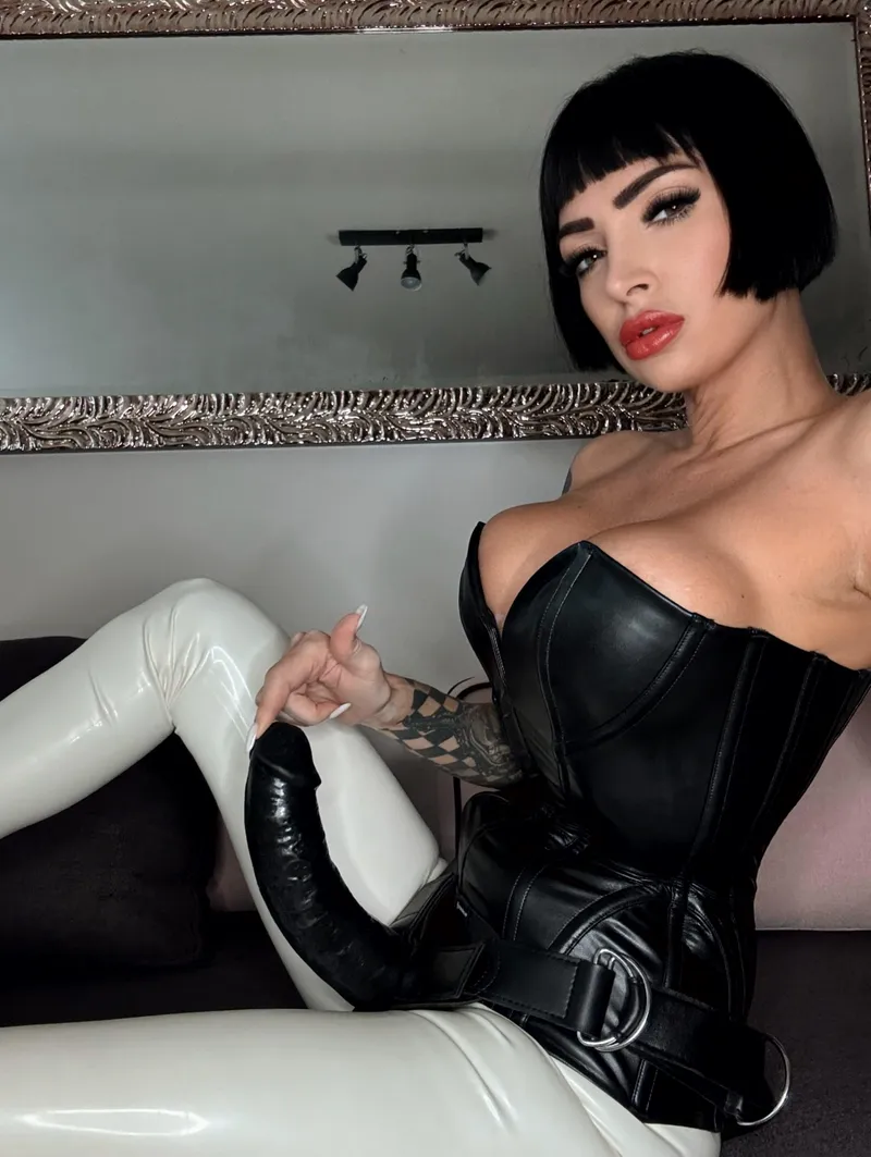 Thumbnail Breaking Boundaries: Diving into Consistent_Annie175's Strap-On Experience