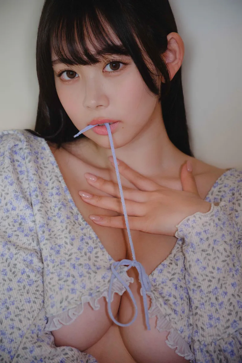 Thumbnail Shinomi Seina's Grace in the GravureGirls World