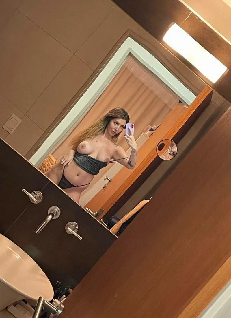Thumbnail Mirror Reflection: QueennGlowly's Sensual Invitation