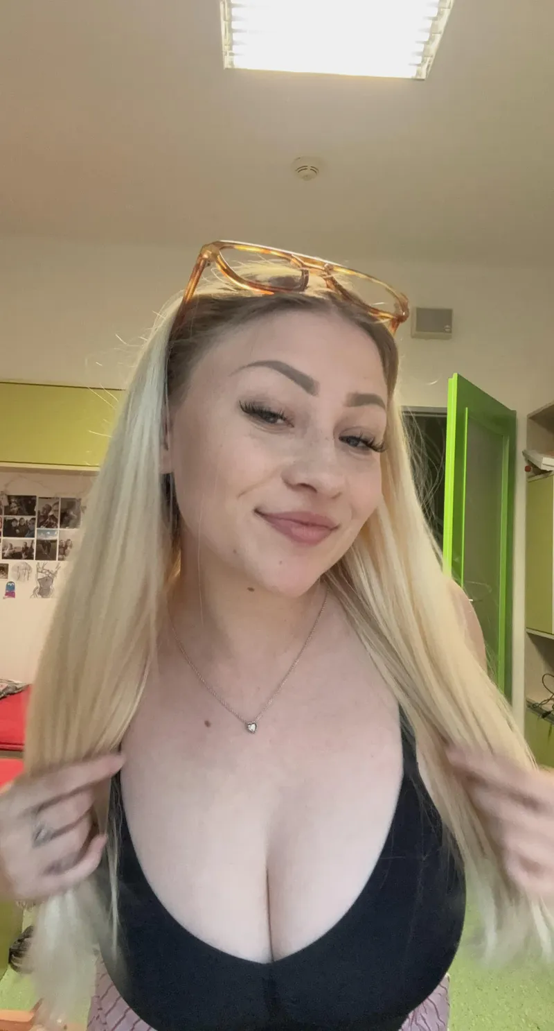 Thumbnail Seductive Dares Await: Explore PrettyLittleCumsluts with Blossomm_Breeze