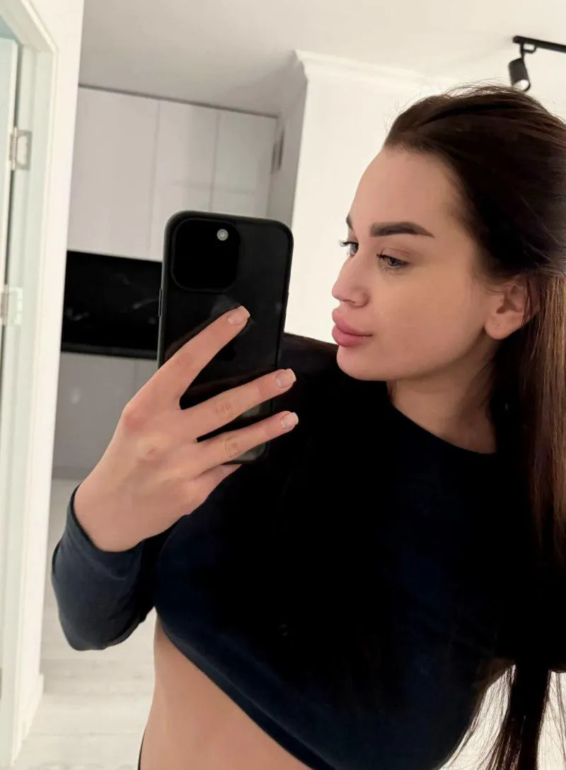 Thumbnail Confidence and Skin: NikitaG00's Sensual Style