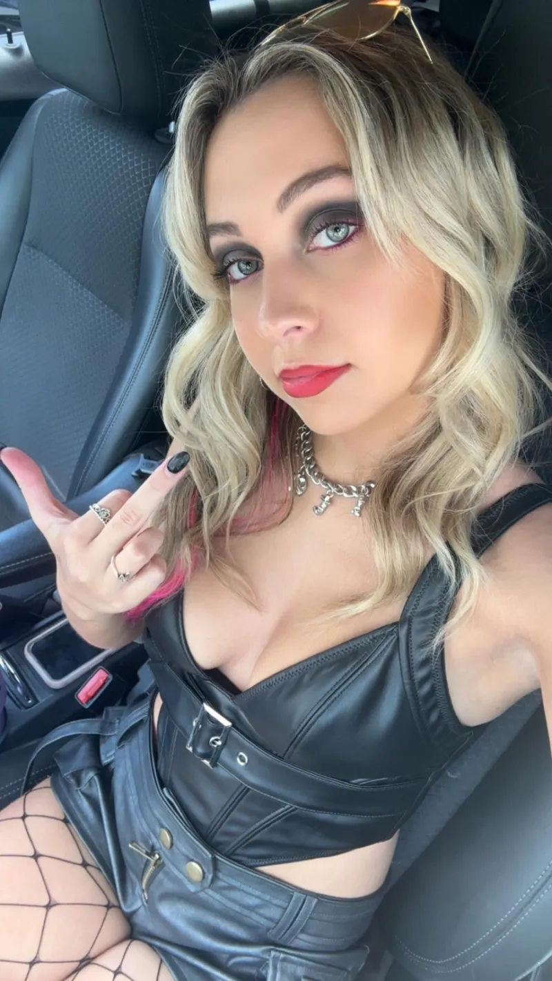 Thumbnail Tiffstreatsxoxo Appeals to Shiny Outfit Enthusiasts