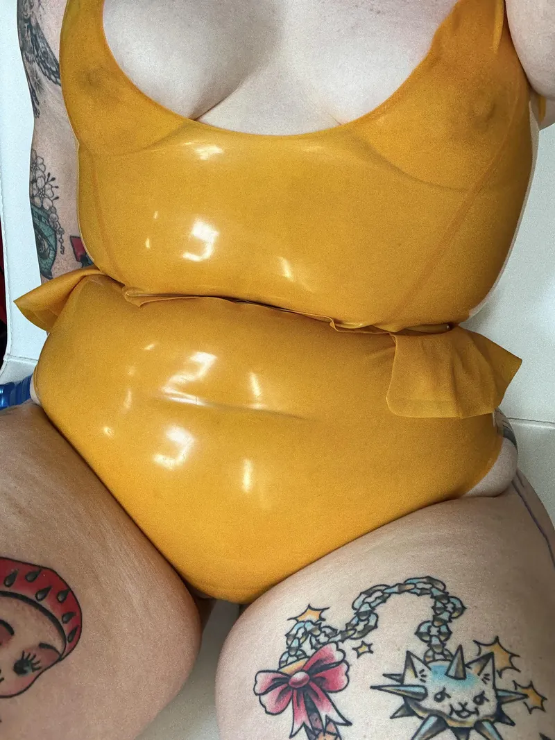 Thumbnail Xfiles6669 Radiates in a Yellow Set in ShinyPorn