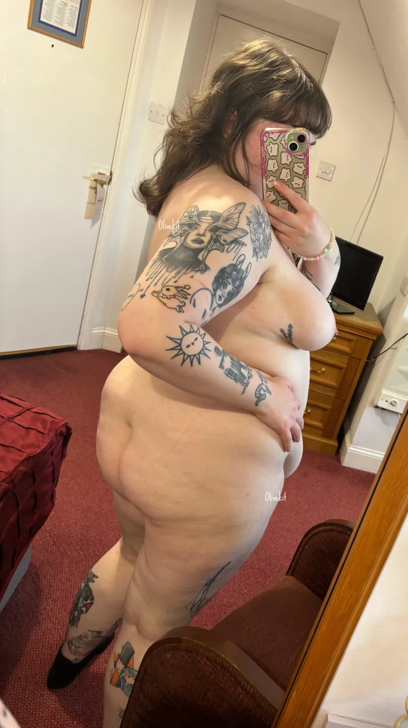 Thumbnail Curvy Temptation: Revealing olivekit's Allure | onlyfanschicks