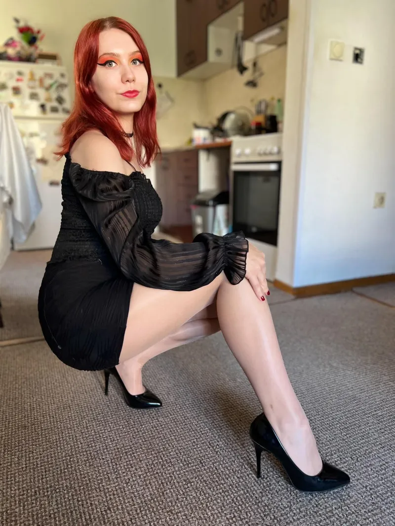 Thumbnail Elegance in Motion: Unveiling the Beauty of Pantyhose and Heels | ichigo_emaa