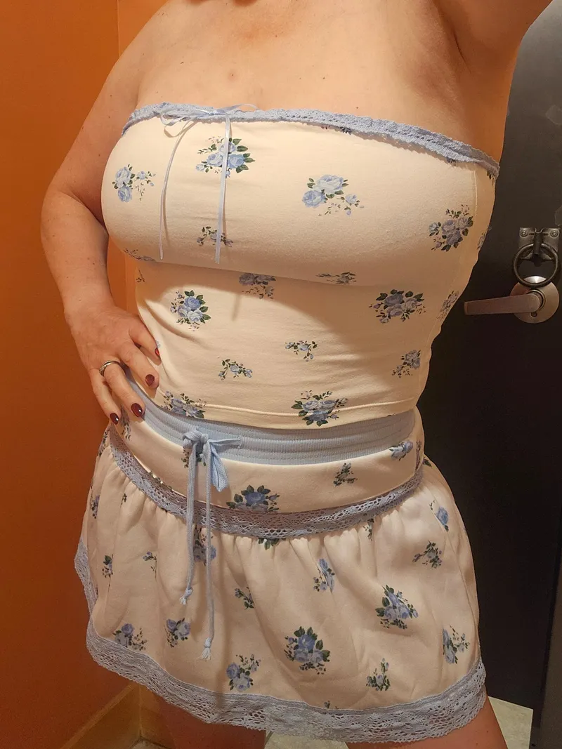 Thumbnail Just trying to be a playful Iowa MILF. by Easterniowahotwife