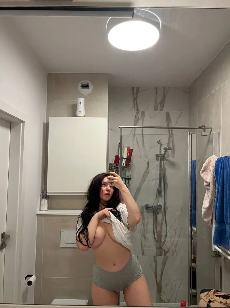 Thumbnail x-GracefulllFlower-x: Sensual Invitation Through Tight Shorts
