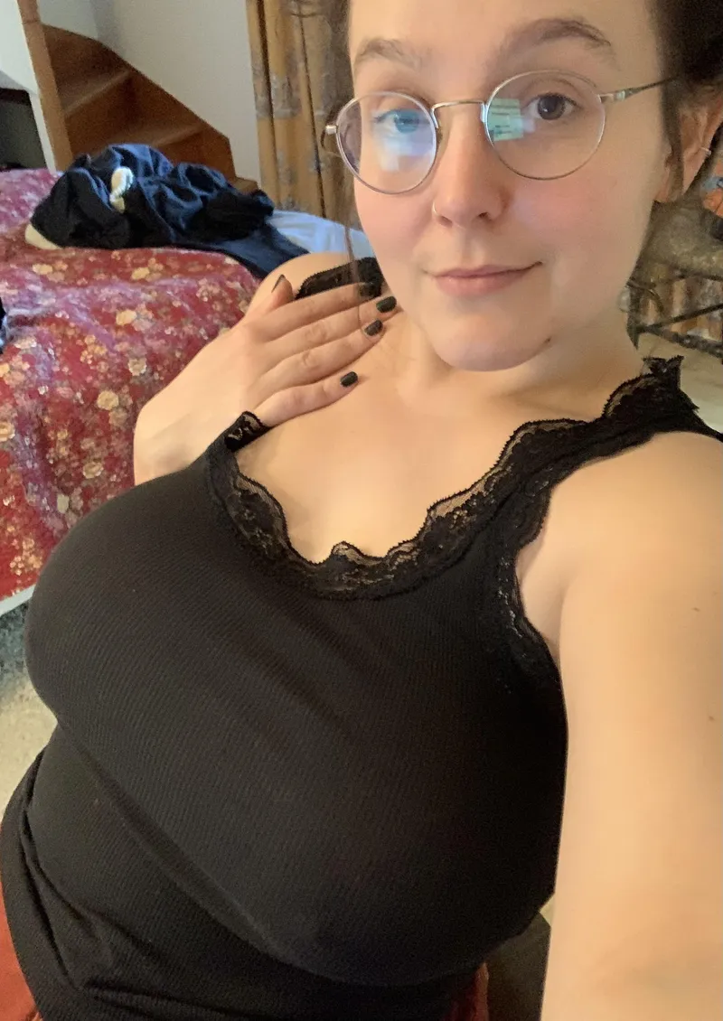 Thumbnail Bare and Bold: Cleavage with No Bra | nakedclownempire