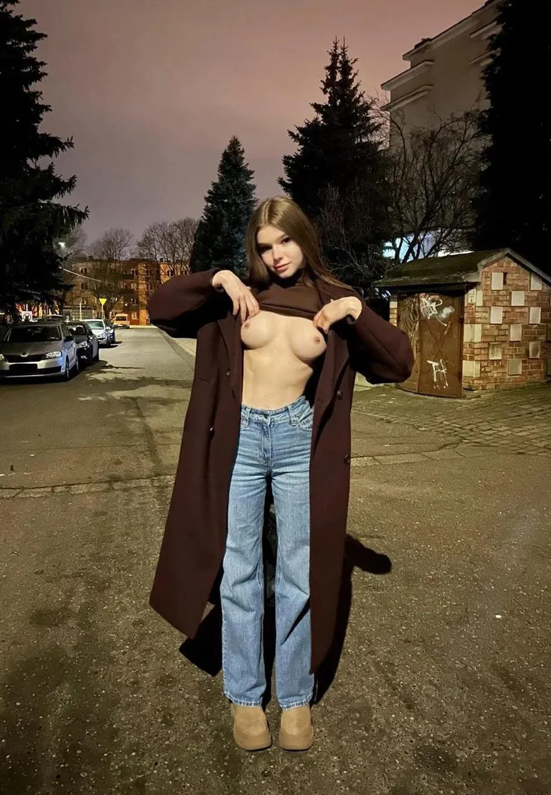 Thumbnail AlexaFortner Combines Naked Boobs and Jeans Perfectly