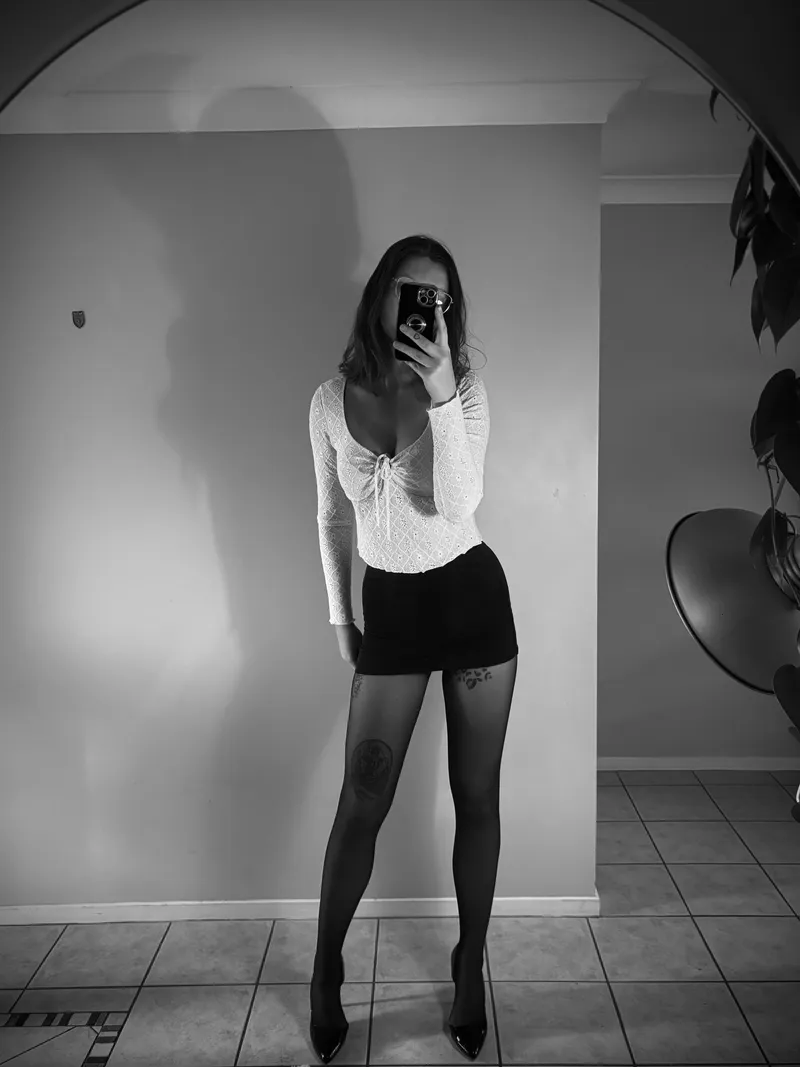 Thumbnail Exploring Bold Leg Statements with 🖤 by Scarlett_Thorne