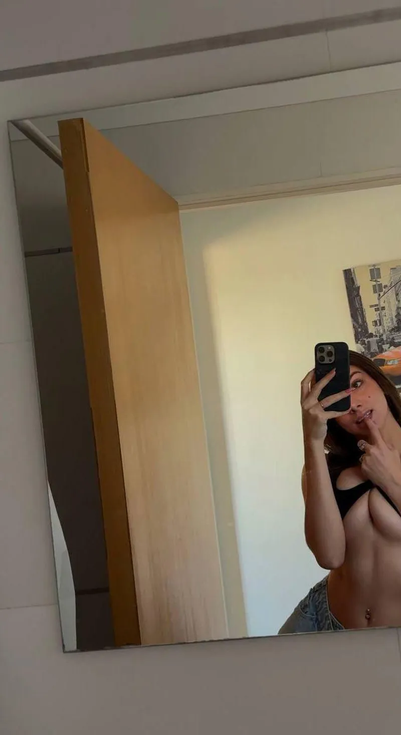Thumbnail Double Hottie MirrorSelfie by FierceFatale_ for a Glamorous Peek