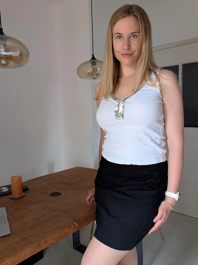 Thumbnail Elevate Your Style with naturalgirl_mel's Classy Black Pencilskirt