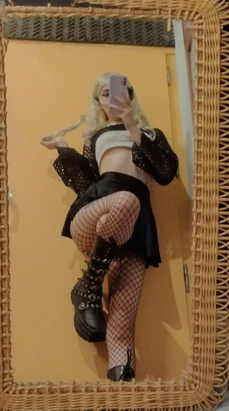 Thumbnail NekotineNSFW: Unusually Short Even on Platforms | xsmallgirls