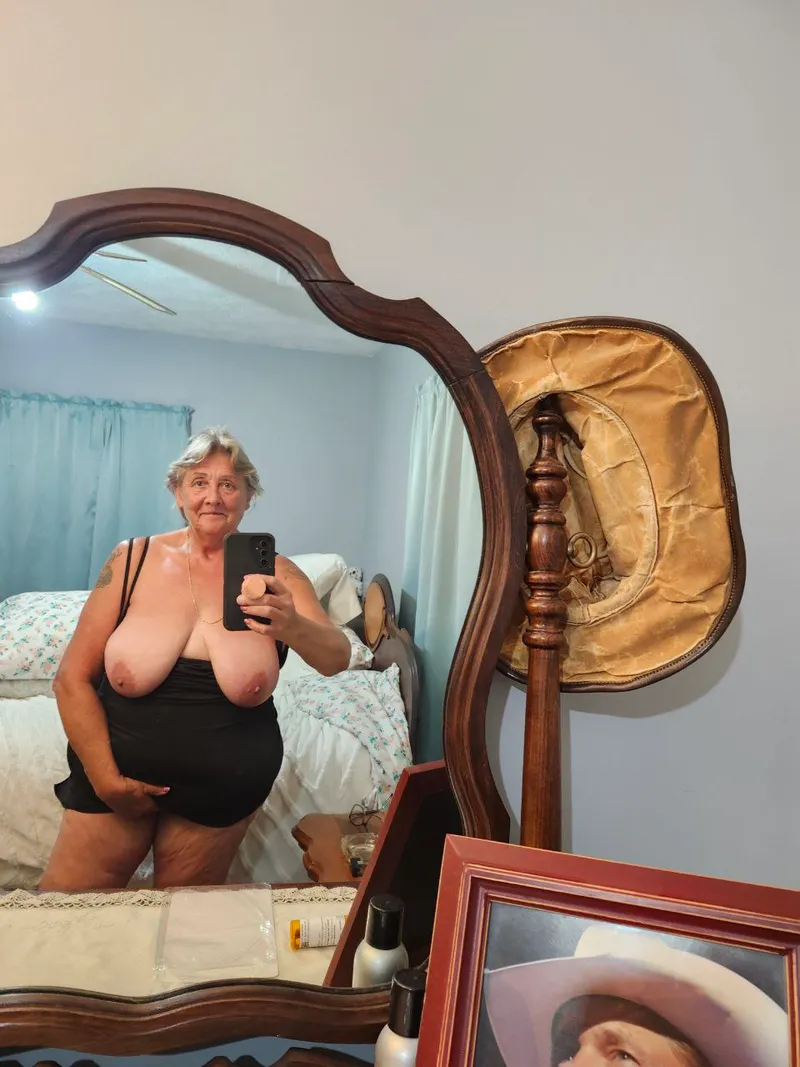 Thumbnail alishut00th Shares a Captivating Glimpse in GILF Selfie Time