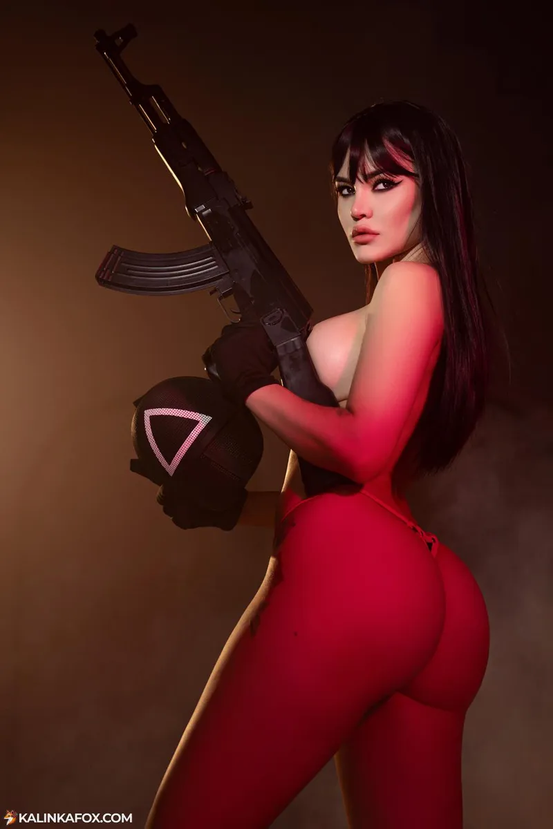 Thumbnail KalinkaFox Cosplays as Guard from Squid Game in Cosplay Butts
