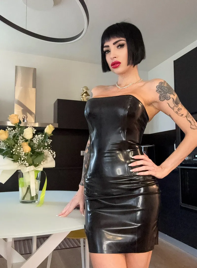 Thumbnail Annie's Passion for Latex Revealed in Consistent_Annie175's Work