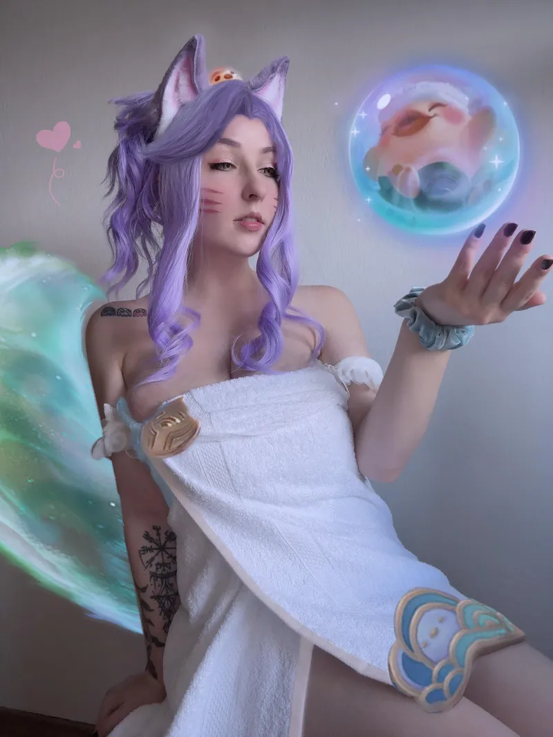 Thumbnail Namineyy's Enchanting Spirit Blossom Springs Ahri Cosplay