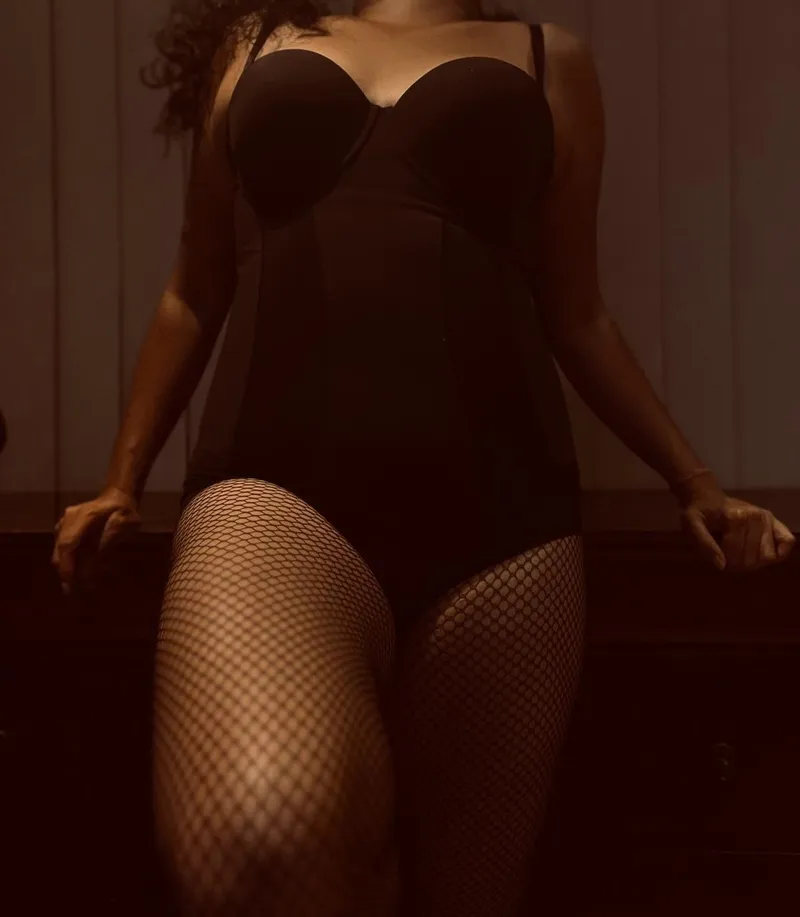 Thumbnail MidnightMuse_XxX Balances Control and Seduction