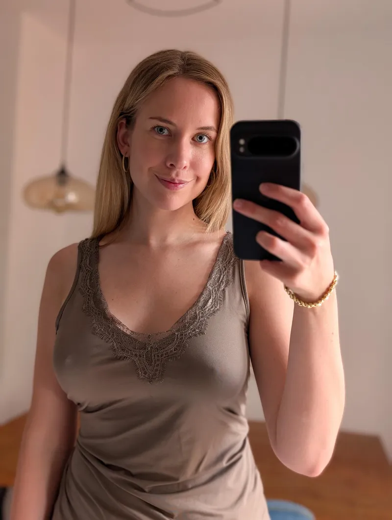 Thumbnail naturalgirl_mel's Workplace Happiness - A Braless Tale