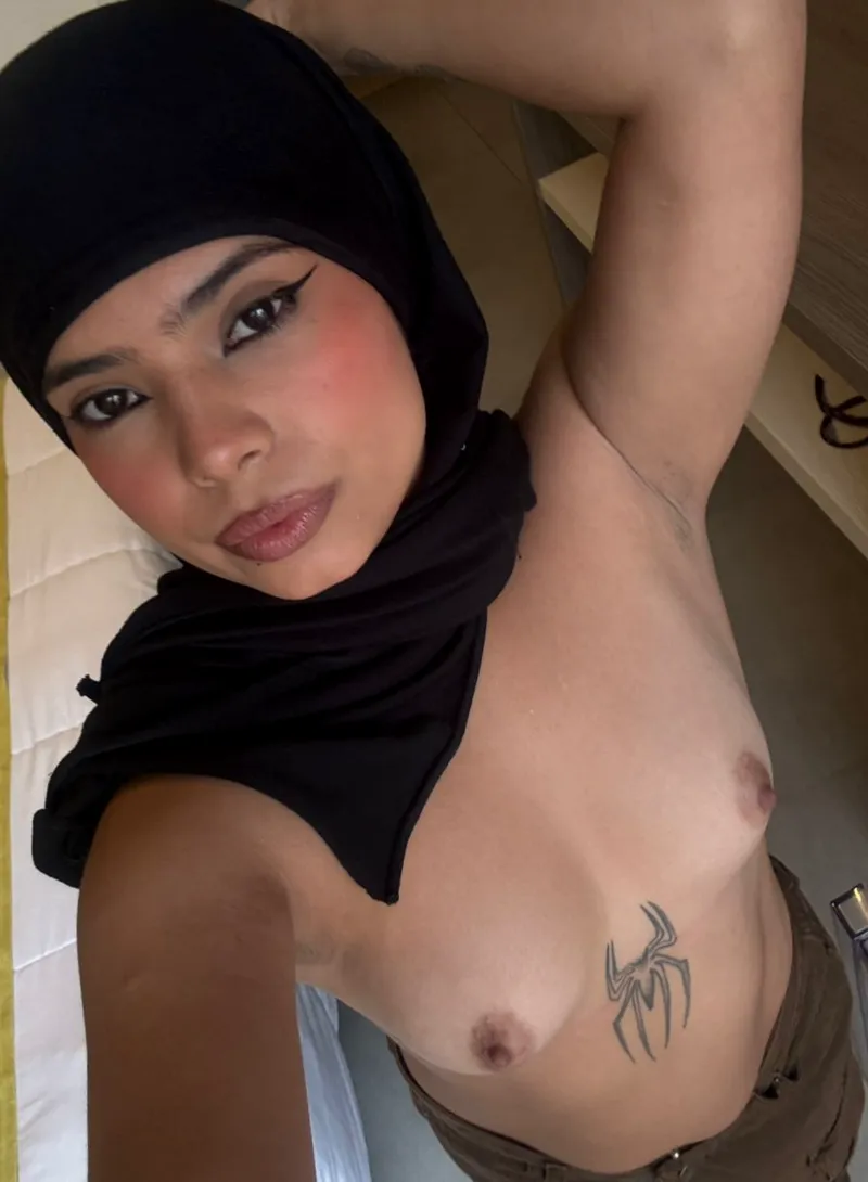 Thumbnail Hairy vs. Shaven: JessyGlow's Armpit Preferences