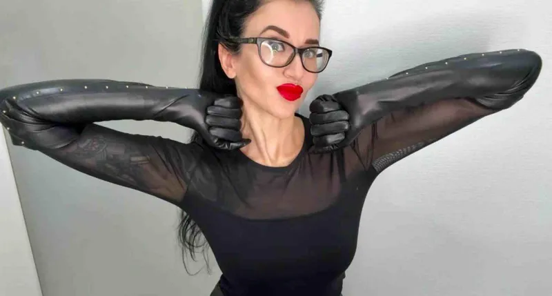 Thumbnail Dive into Long Leather Gloves with Juliadomaina | LadiesInLeather