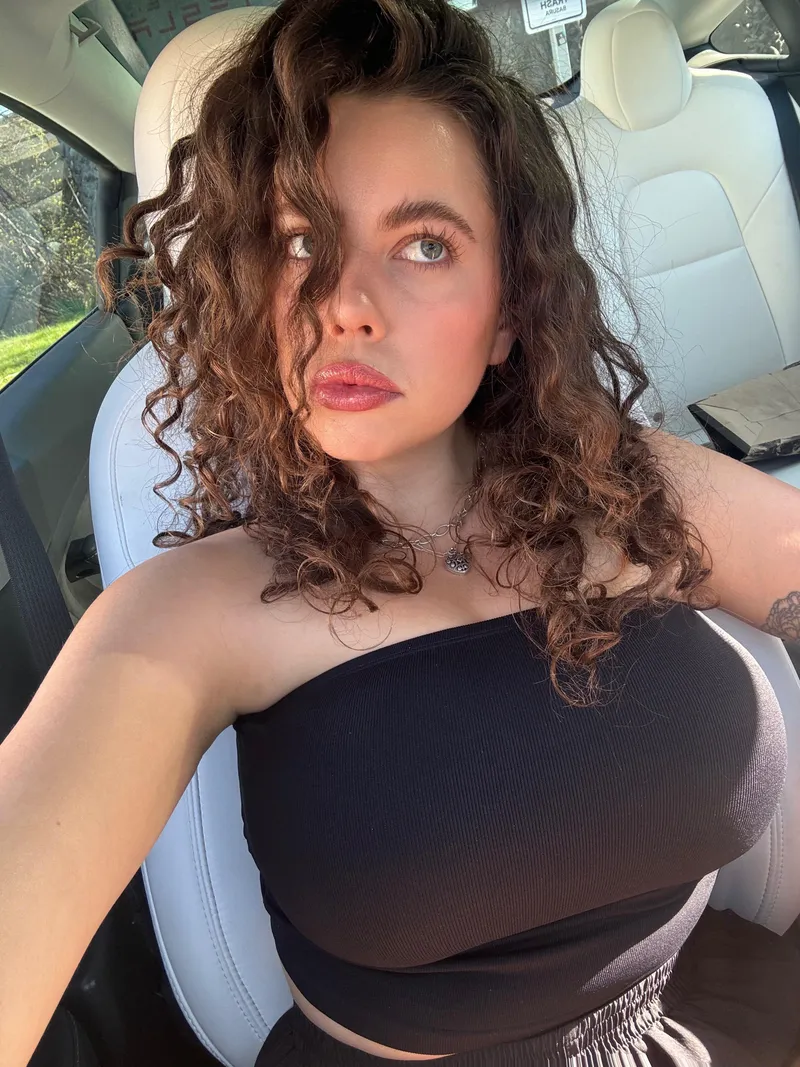 Thumbnail Busty Tesla: A Powerful Presence in 2busty2hide