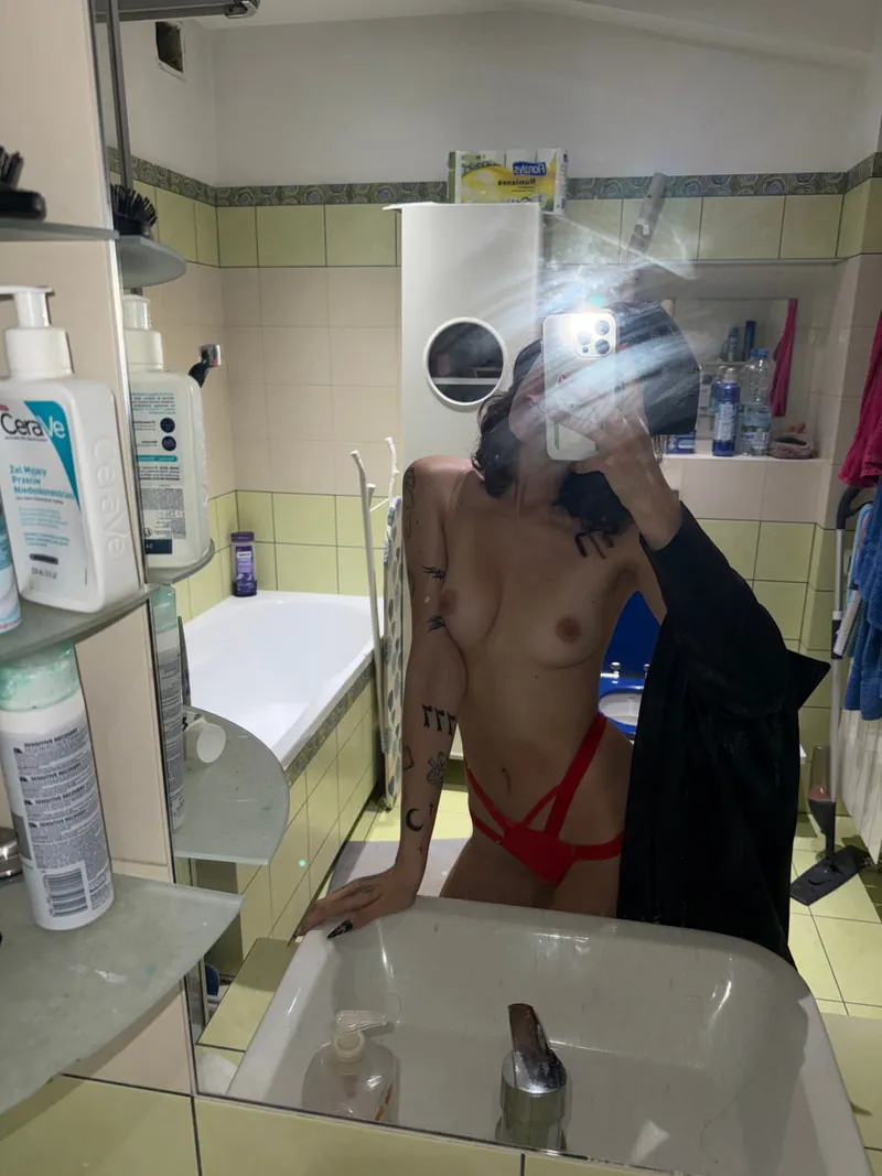 Thumbnail Your Reaction to Receiving Nudes from a Friend | trixashas | PetiteGoneWild