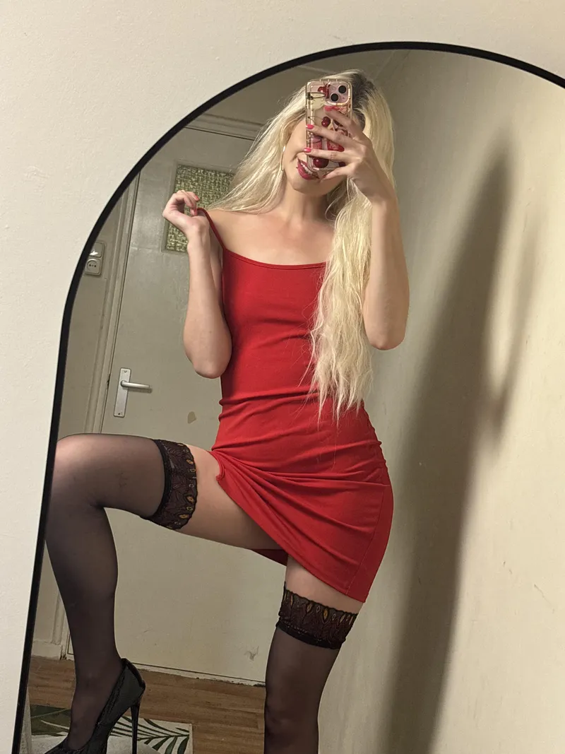 Thumbnail LanaPeaches__'s Unmatched Allure | Blonde