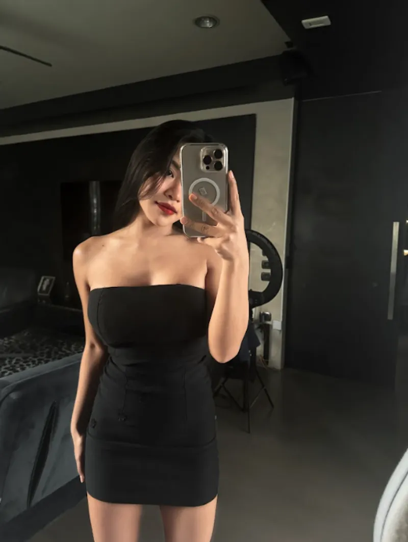 Thumbnail Driving Guys Crazy with Selfies: 18F Revelations