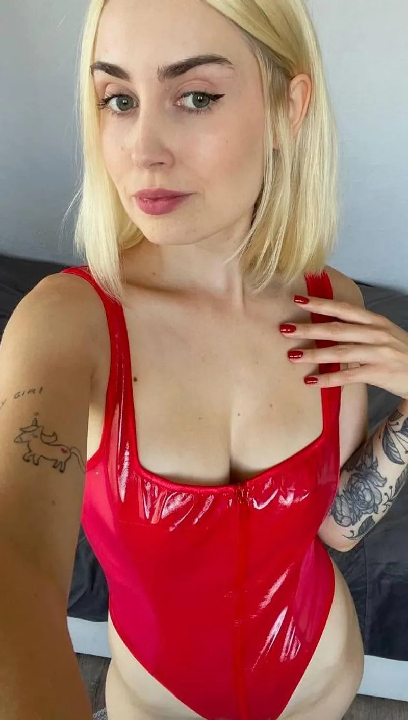 Thumbnail BewitchingLily's Reddit Treat: Nice Selfies in ShinyPorn Collection