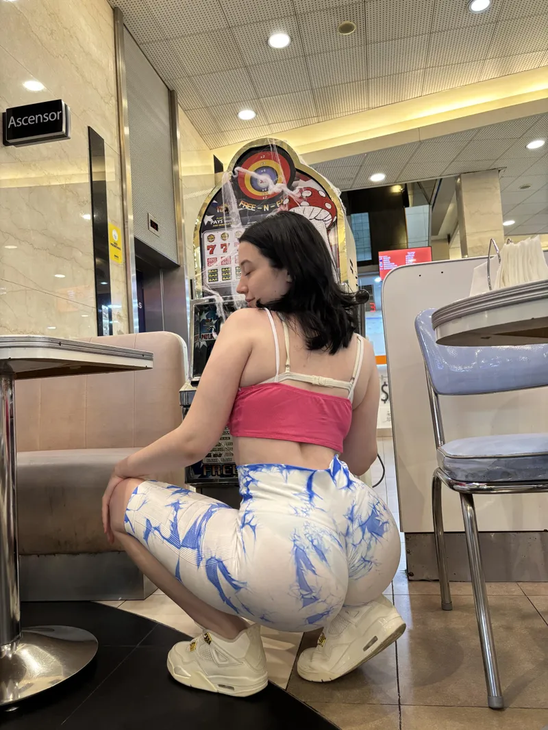 Thumbnail DaHaiLouYinZi Showcases Enviable Legs in New Article