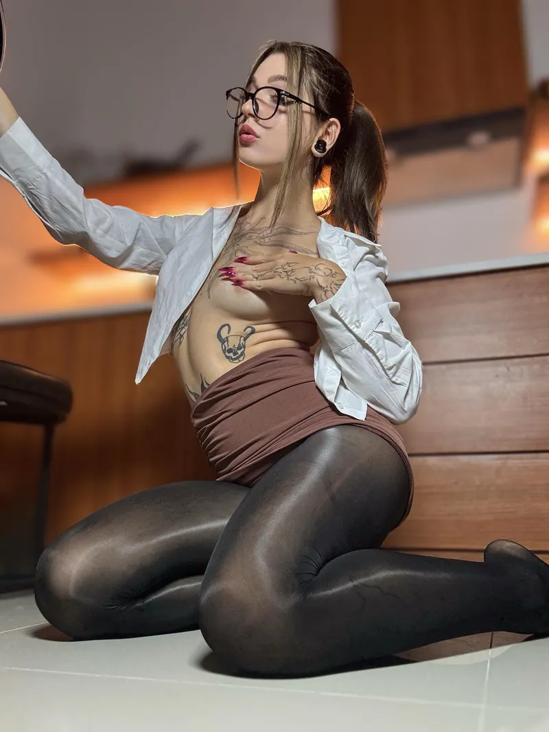 Thumbnail Boss and Secretary Distractions: A Story by MoonSavageDaughter