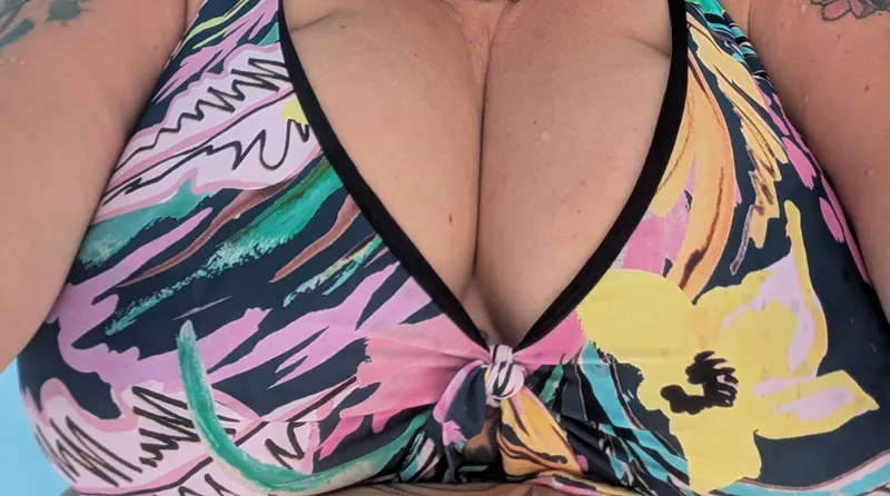 Thumbnail MmmRopes: Poolside Elegance and Cleavage