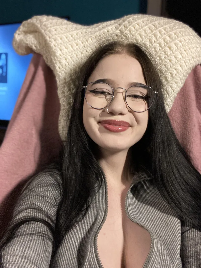 Thumbnail Discover @666spicynoodle's Seductive Instagram Glamour